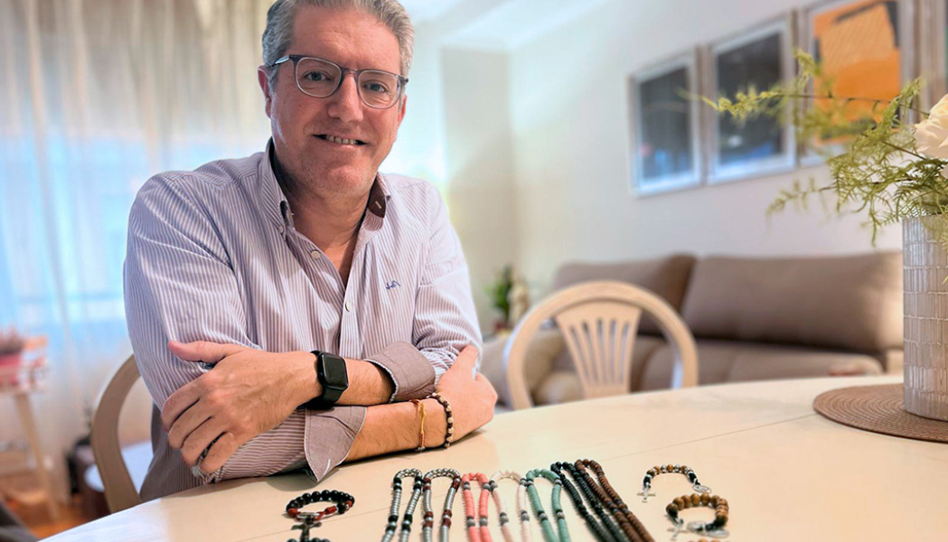 Antonio Guillén hace rosarios únicos cargados de oración