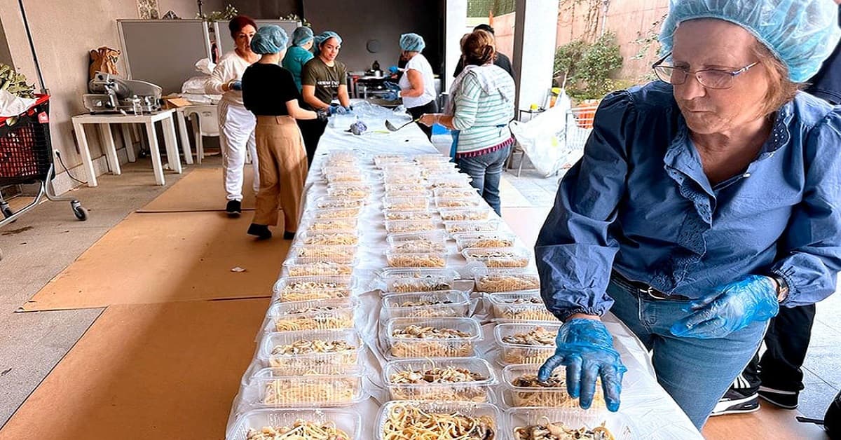 La iglesia de S. Josemaría Escrivá de Valencia reparte miles de raciones de comida